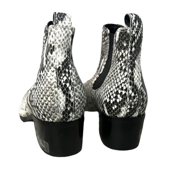 Blondo Emelia Waterproof Chelsea Bootie Black White Snake Print Leather - Size 6 - Picture 3 of 14